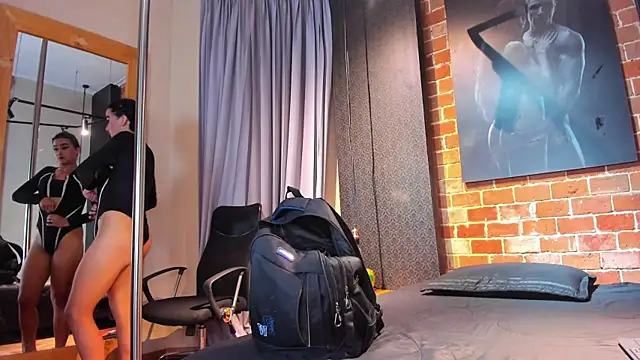 Sienna Dark online show from April 2026 11:00:01 AM