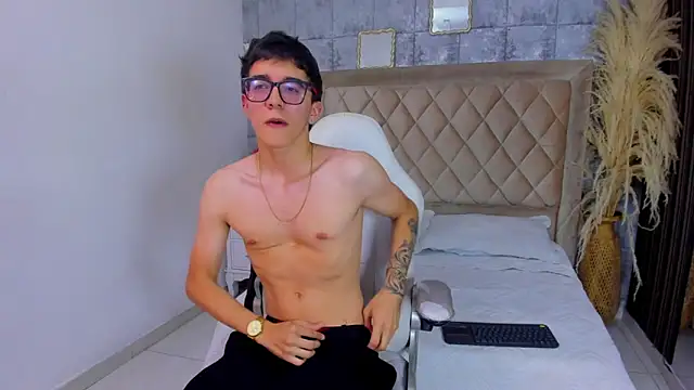 TylerCross  online show from April 2026 08:21:01 PM