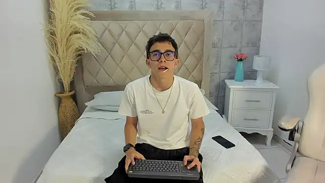 TylerCross  online show from March 2026 08:45:01 PM