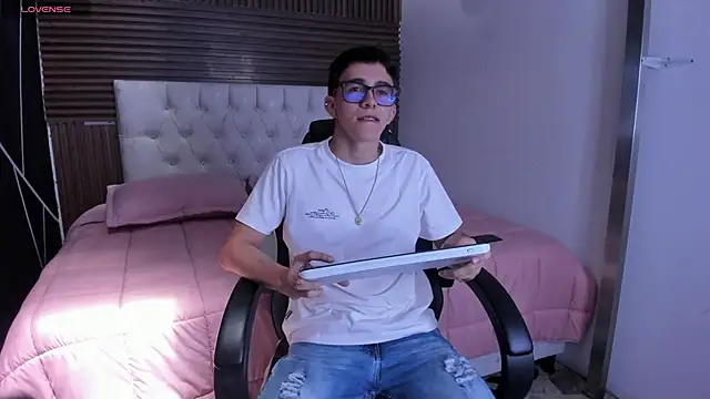 TylerCross  online show from March 2026 05:42:02 PM