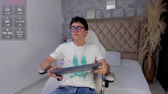 TylerCross  online show from April 2026 08:37:02 PM