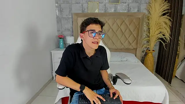 TylerCross  online show from March 2026 08:19:01 PM