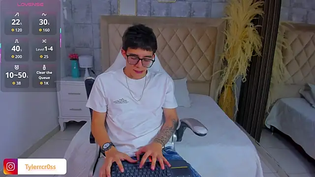 TylerCross  online show from April 2026 08:48:02 PM