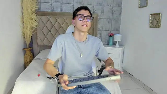 TylerCross  online show from March 2026 08:37:01 PM