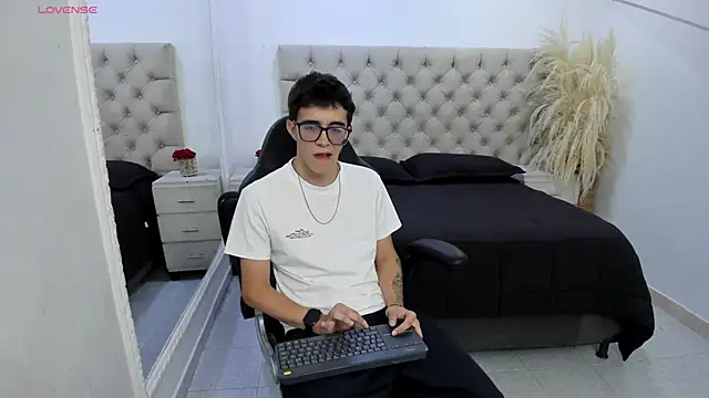 TylerCross  online show from March 2026 05:25:02 PM