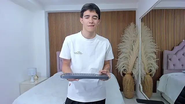 TylerCross  online show from April 2026 08:21:01 PM