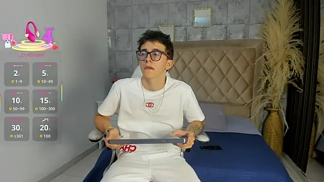 TylerCross  online show from March 2026 08:32:01 PM