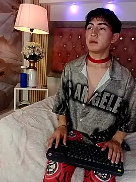 Cristopher Wild online show from April 2026 09:00:01 AM