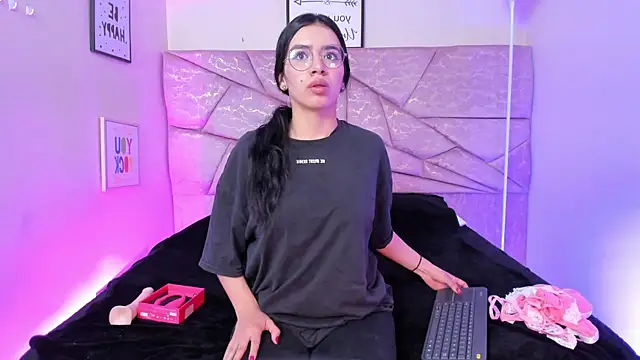 Amara Velle online show from May 2026 01:03:01 PM