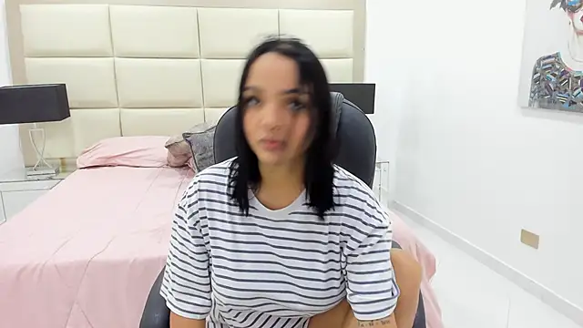 Chloelarsons online show from April 2026 06:21:01 PM