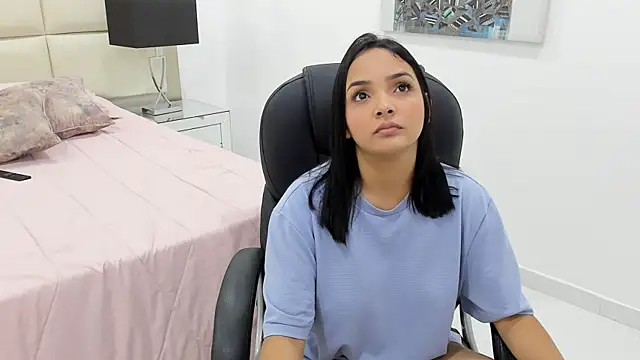 Chloelarsons online show from June 2026 12:21:01 AM