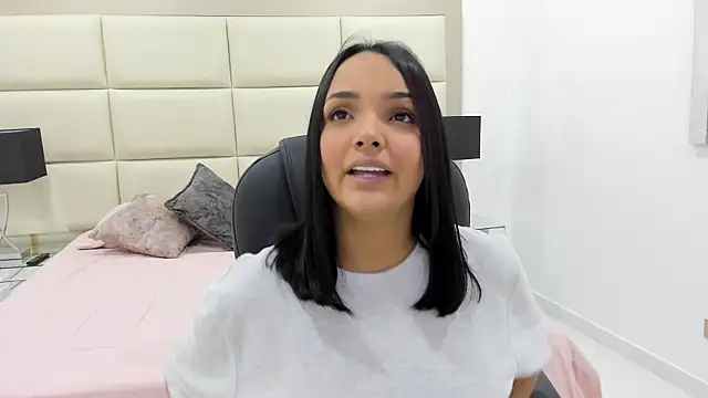 Chloelarsons online show from May 2026 11:23:02 PM