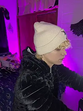 Lucke Ccollins online show from April 2026 07:11:02 AM