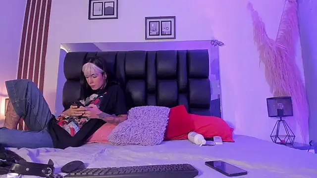 dalhia and hades online show from April 2026 12:39:01 PM