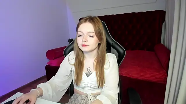 Snapshot of ElinaVale chatting on June 2026 05:07:01 AM ElinaVale online show from June 2026 05:07:01 AM