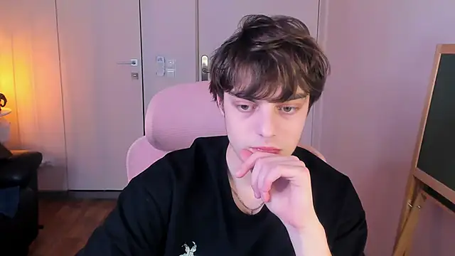 MaxVibee online show from March 2026 06:35:04 PM