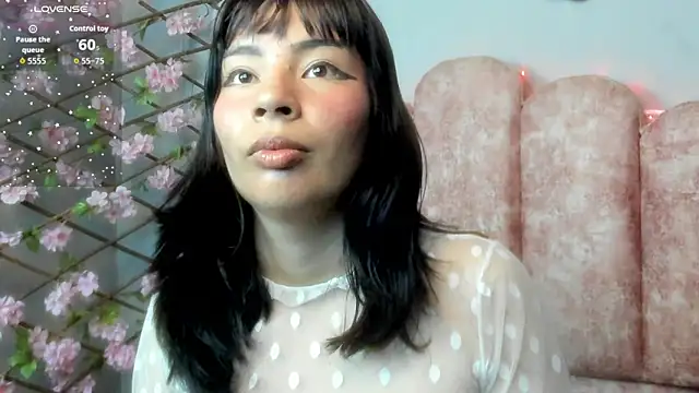 Ameliiiee online show from April 2026 07:20:01 PM