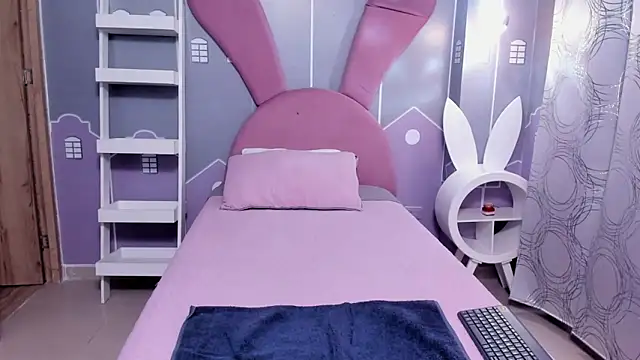 EmmaThompson   online show from April 2026 01:44:02 AM