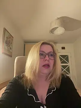 JanieLight53 online show from April 2026 07:15:02 PM