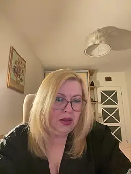 JanieLight53 online show from April 2026 06:03:02 PM