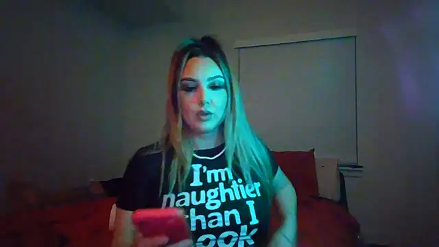 Snapshot of Magentavixen21 chatting on May 2026 08:34:01 AM Magentavixen21 online show from May 2026 08:34:01 AM
