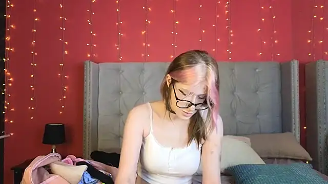 Elvessa Aura online show from April 2026 09:37:02 PM