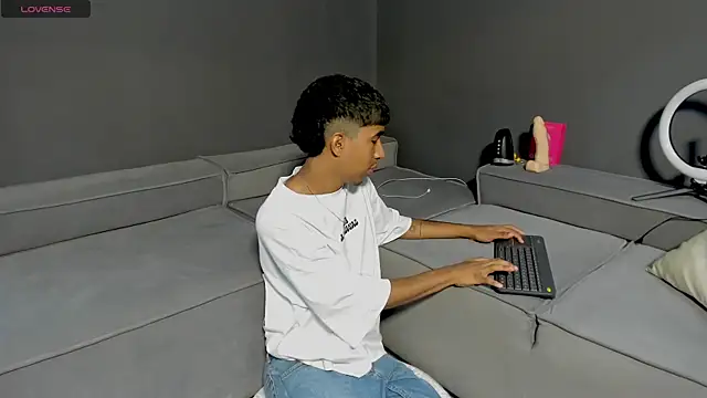 Snapshot of Ender_h0tt chatting on May 2026 01:52:02 PM Ender h0tt online show from May 2026 01:52:02 PM