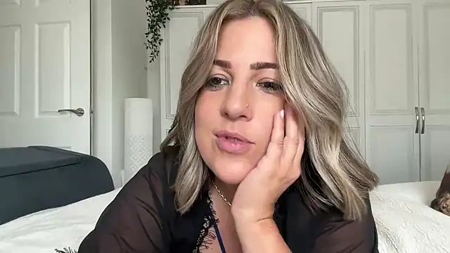 Snapshot of annabellewarick chatting on May 2026 01:52:02 PM annabellewarick online show from May 2026 01:52:02 PM