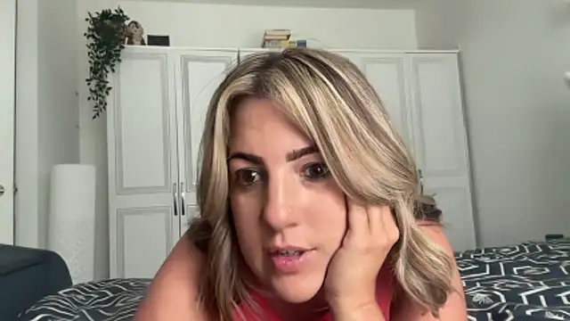 Snapshot of annabellewarick chatting on June 2026 03:44:02 PM annabellewarick online show from June 2026 03:44:02 PM