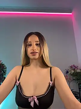 ScarletFlameee online show from May 2026 06:18:01 AM