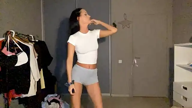 JonnaSzerszen online show from April 2026 05:15:02 PM