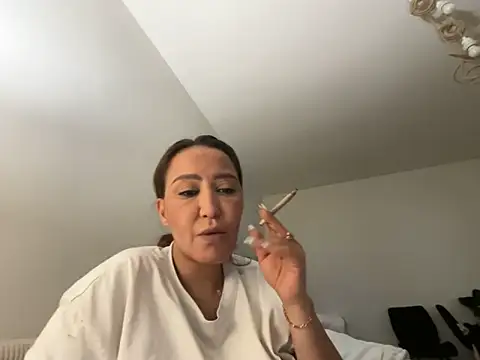 Shylyy25 online show from May 2026 05:44:02 AM