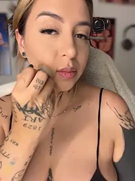 CarolQueen1  online show from April 2026 01:05:02 PM