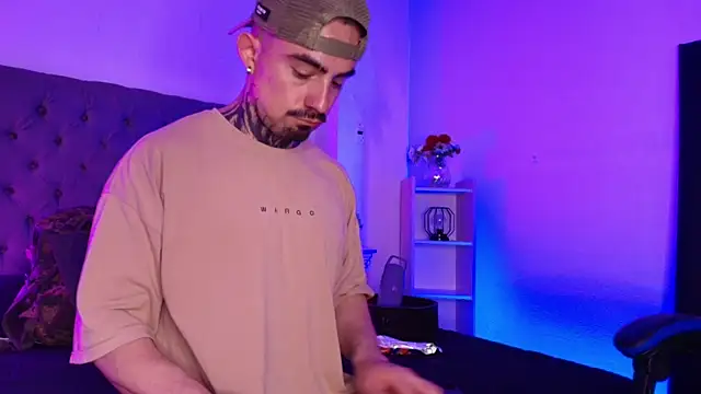 Dallas Whitee online show from April 2026 08:06:01 PM