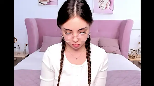 MyEvelin online show from May 2026 03:32:01 AM