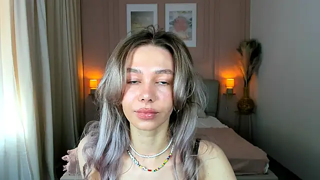 LuluAlis online show from April 2026 01:01:02 PM