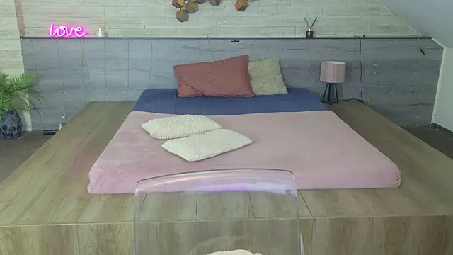 IceBlueBabe online show from April 2026 07:32:01 PM