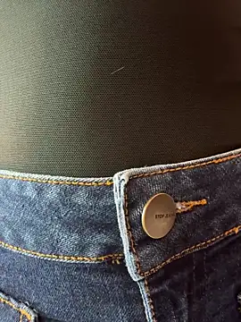 Adalyn Cute online show from April 2026 07:18:01 PM