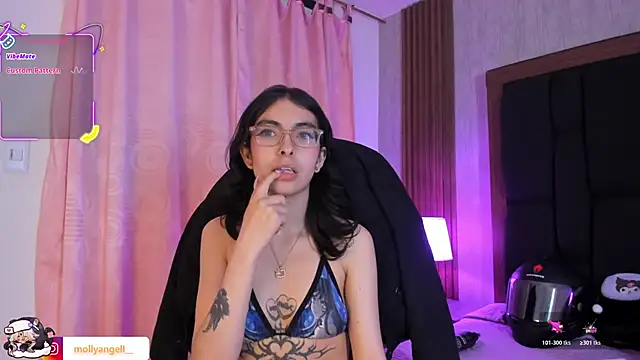 Molly A online show from April 2026 09:39:33 PM