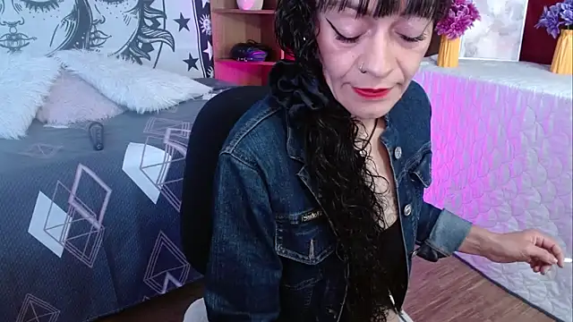  Alexandra Jones online show from May 2026 02:17:01 AM