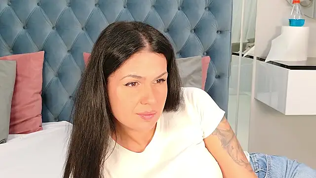Snapshot of AnneRey chatting on May 2026 03:10:01 AM AnneRey online show from May 2026 03:10:01 AM