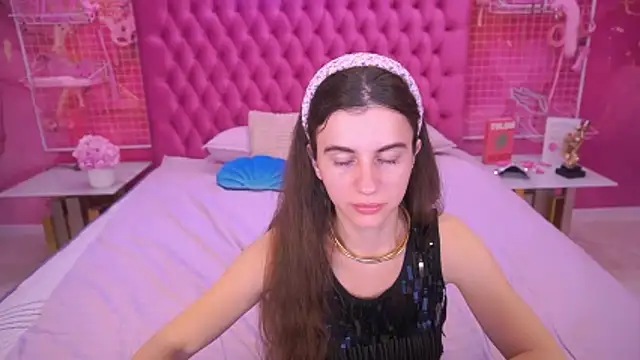 LittleJulii online show from March 2026 04:17:01 PM