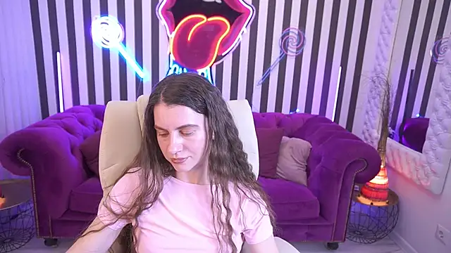 LittleJulii online show from April 2026 08:57:02 PM