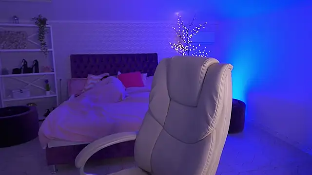 Snapshot of LittleJulii chatting on June 2026 01:06:01 AM LittleJulii online show from June 2026 01:06:01 AM