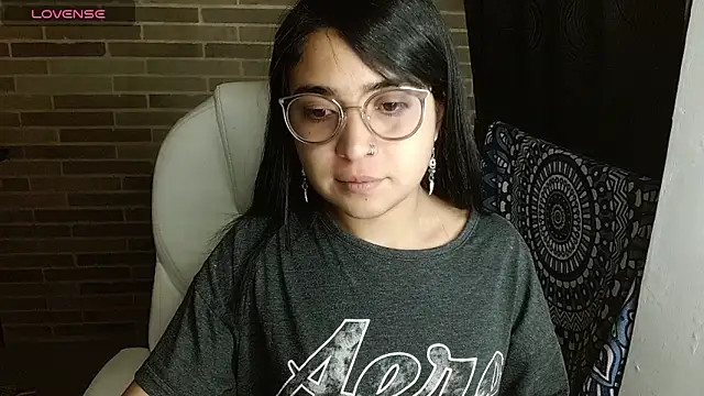 sweet-little online show from April 2026 01:18:02 AM