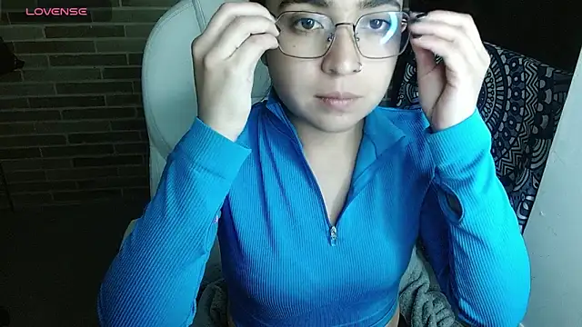 sweet-little online show from April 2026 02:18:01 AM