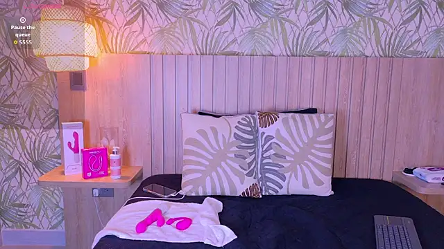 EmmaCollins01 online show from April 2026 11:57:01 AM