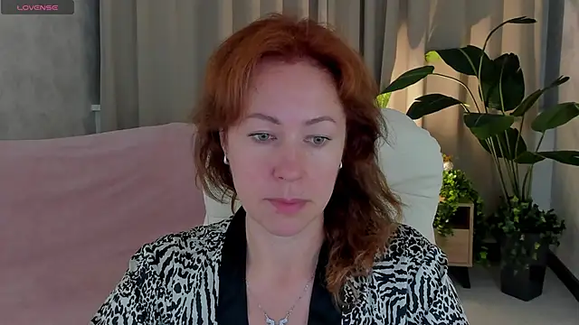 Snapshot of LeticiaRomano chatting on May 2026 04:01:01 AM LeticiaRomano online show from May 2026 04:01:01 AM