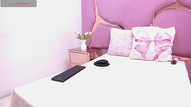 LaurendPink online show from April 2026 01:57:01 PM