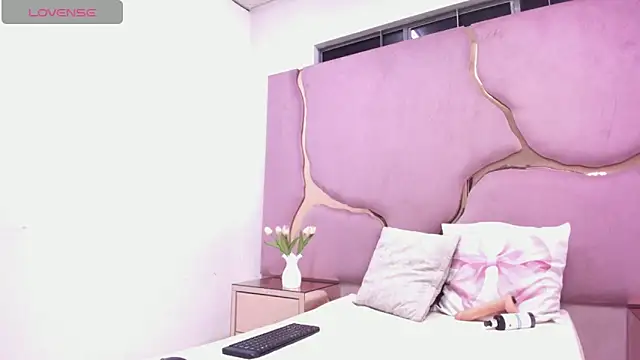 LaurendPink online show from April 2026 01:47:01 PM